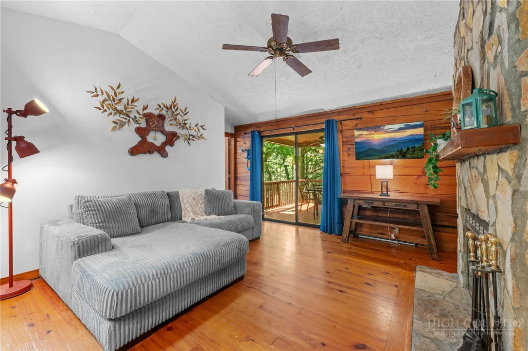 Image number 10 for the current listing