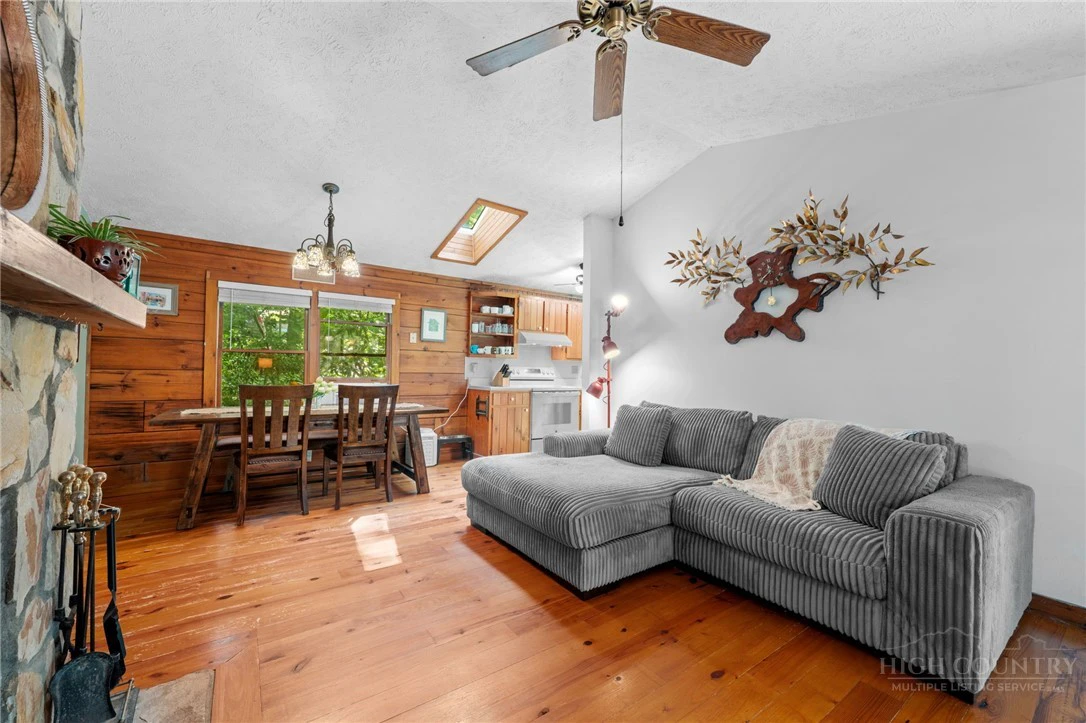 Image number 11 for the current listing