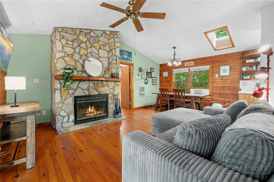 Image number 12 for the current listing