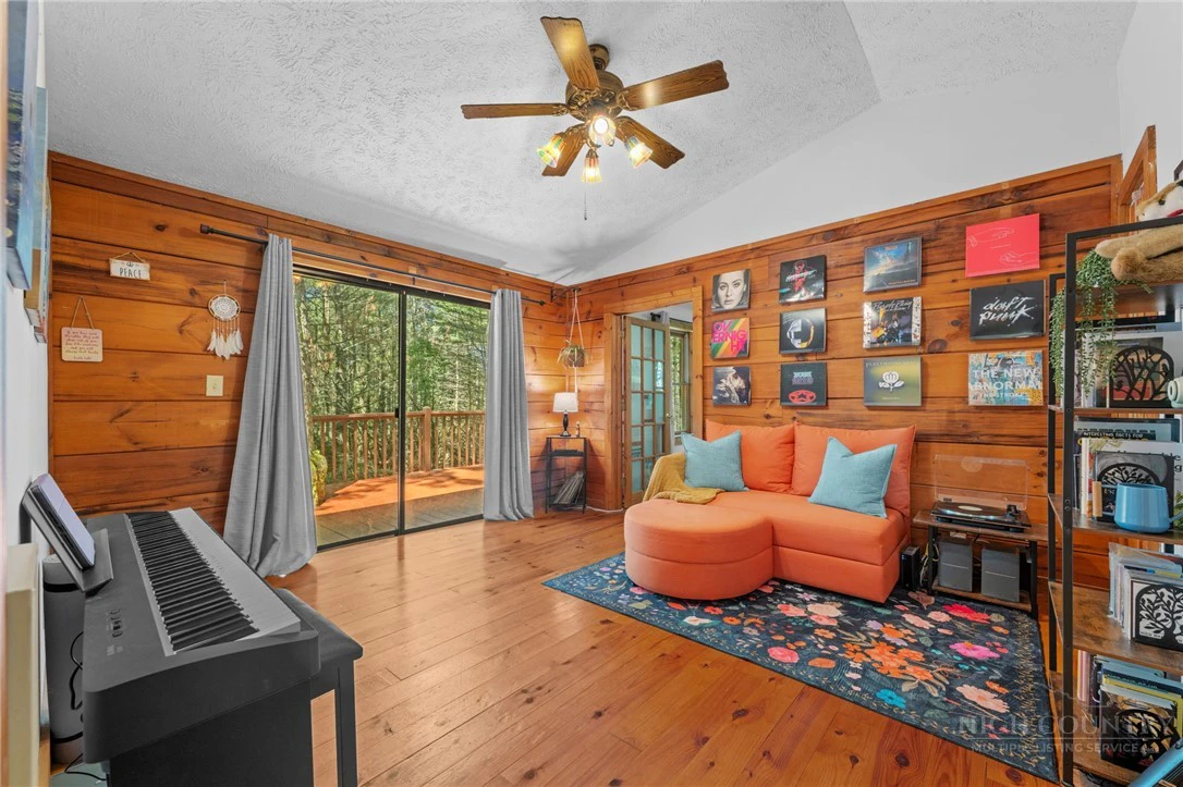 Image number 13 for the current listing