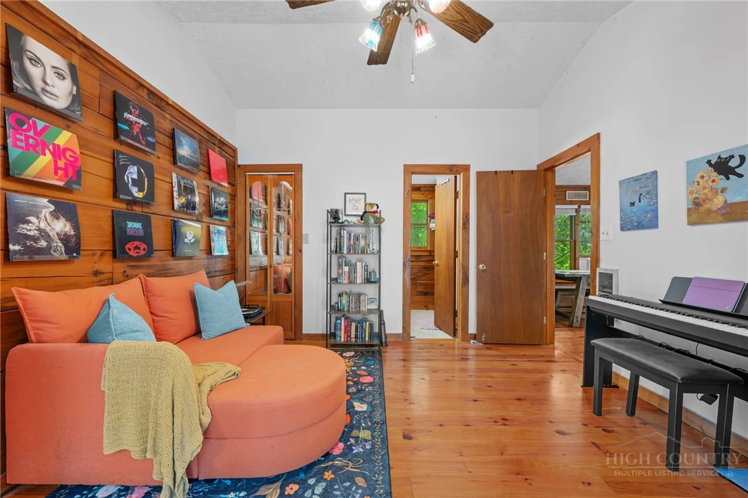 Image number 14 for the current listing