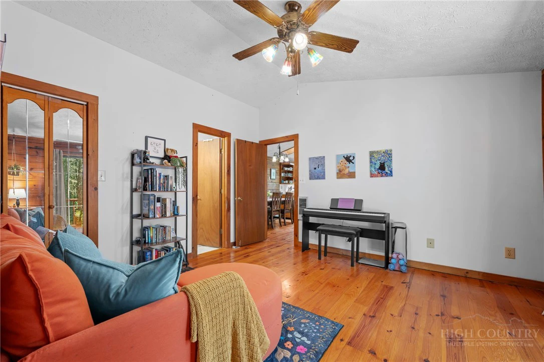 Image number 15 for the current listing