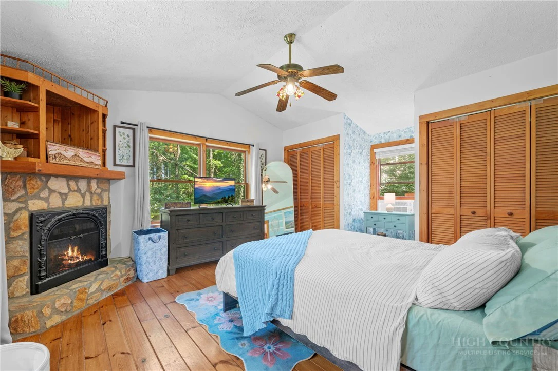 Image number 16 for the current listing