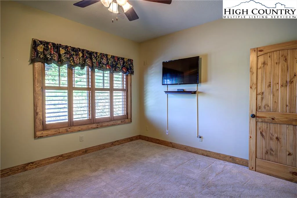 Image number 14 for the current listing
