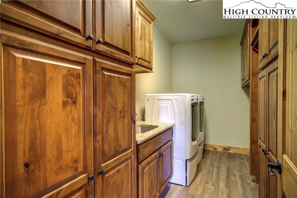 Image number 12 for the current listing