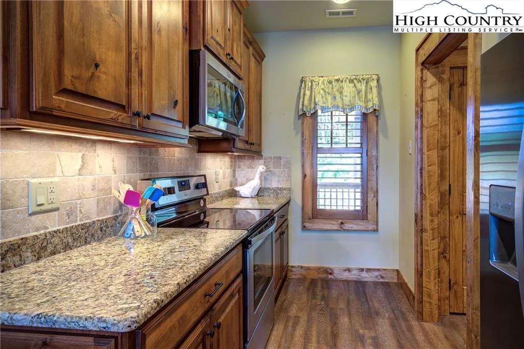 Image number 19 for the current listing