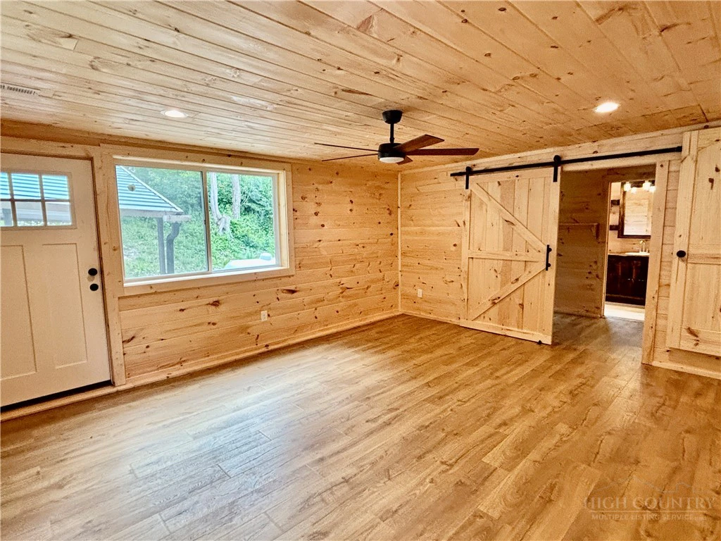 Image number 14 for the current listing