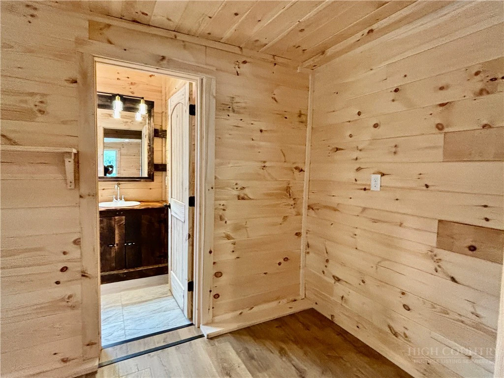 Image number 18 for the current listing