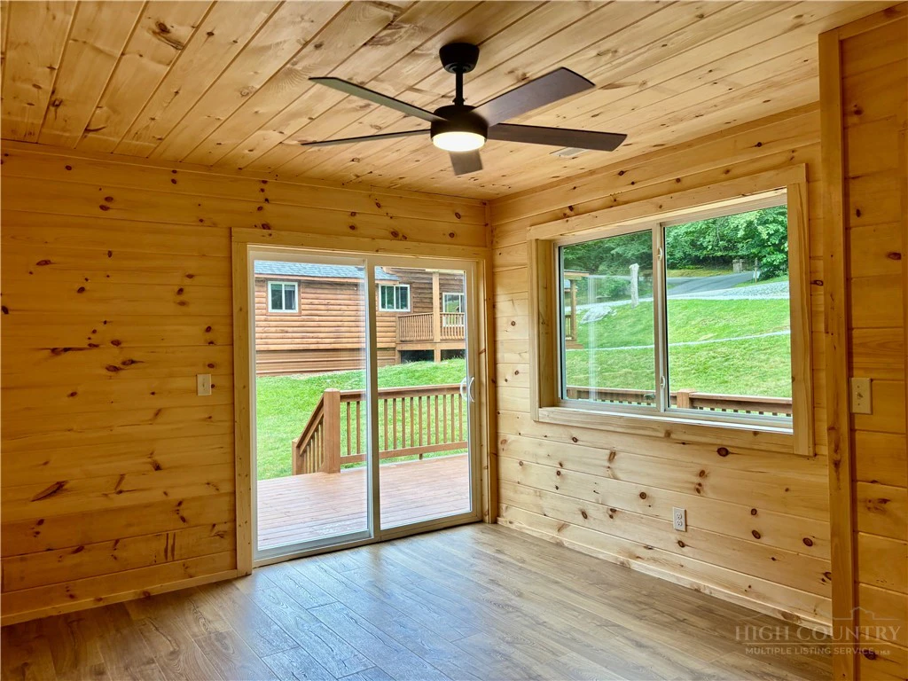 Image number 19 for the current listing