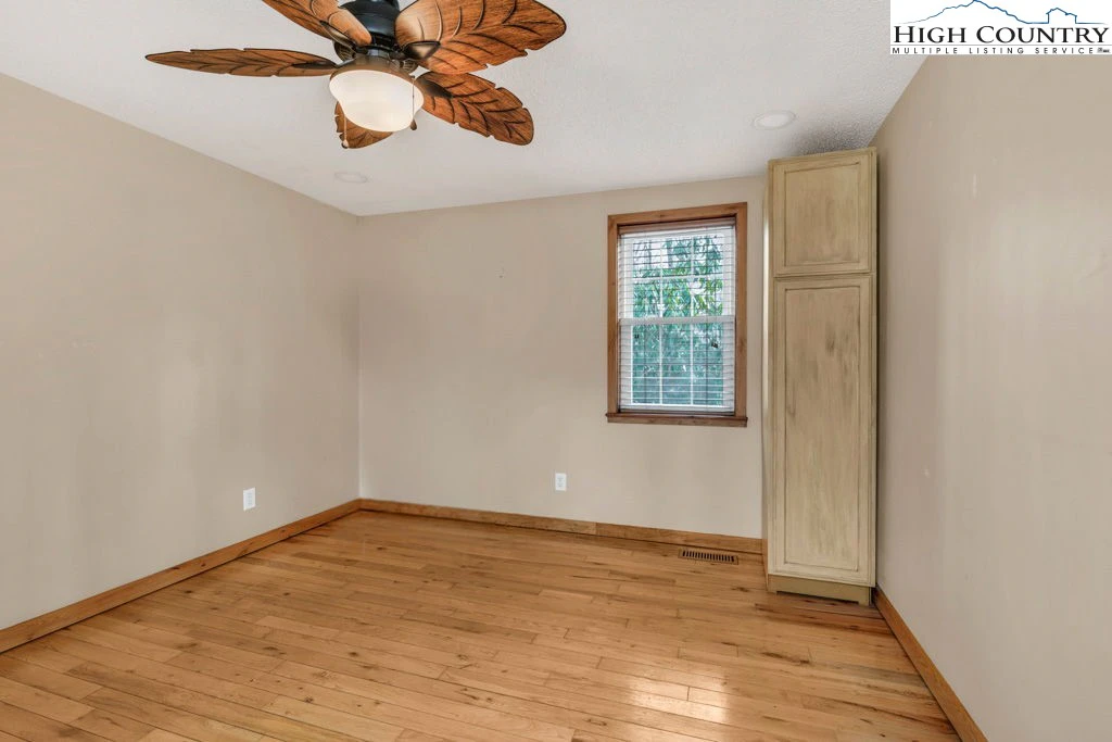 Image number 9 for the current listing