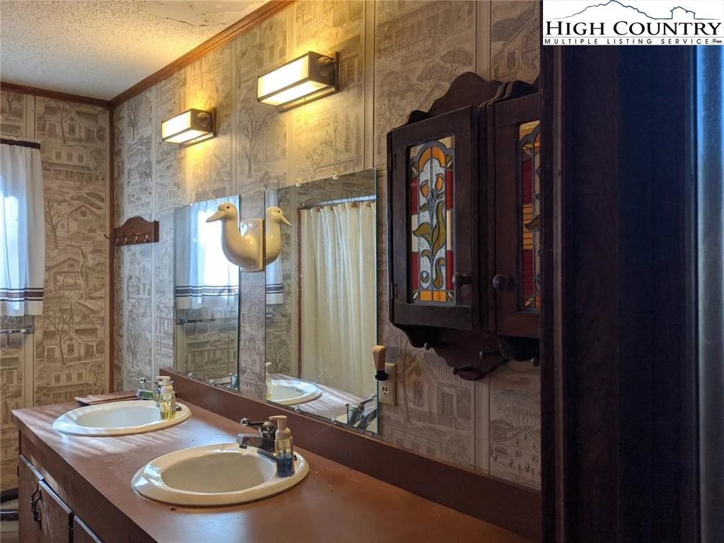 Image number 9 for the current listing