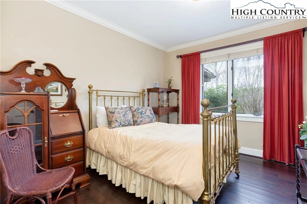 Image number 11 for the current listing