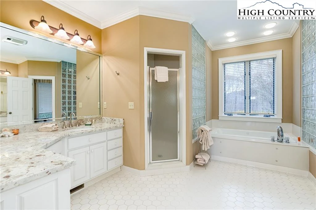 Image number 8 for the current listing