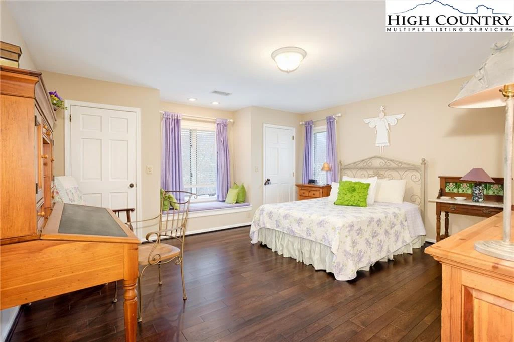 Image number 5 for the current listing
