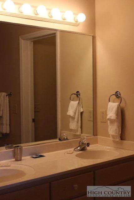 Image number 13 for the current listing