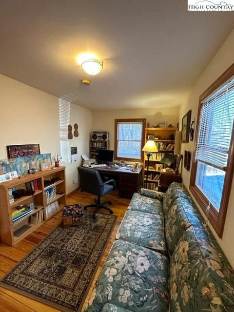 Image number 17 for the current listing