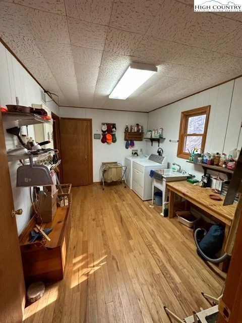 Image number 19 for the current listing
