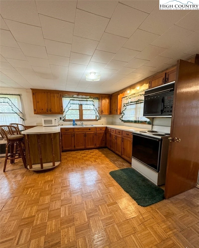 Image number 15 for the current listing