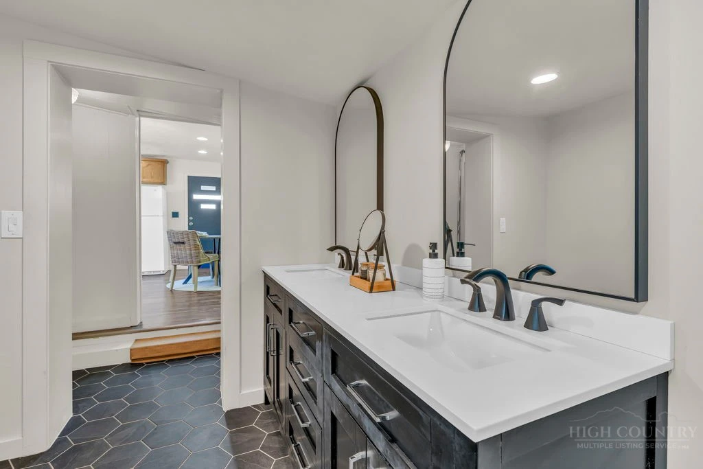 Image number 3 for the current listing