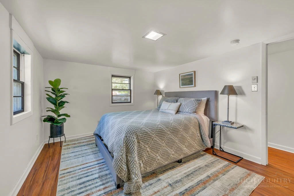 Image number 9 for the current listing