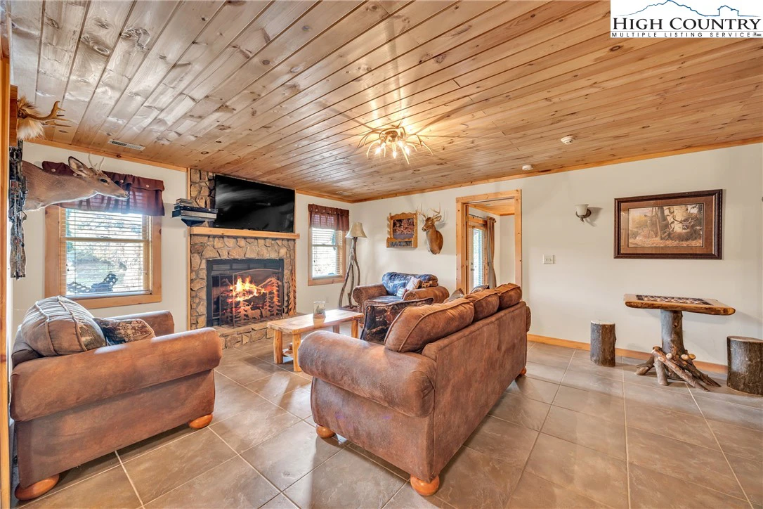 Image number 13 for the current listing