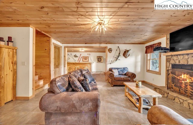 Image number 4 for the current listing