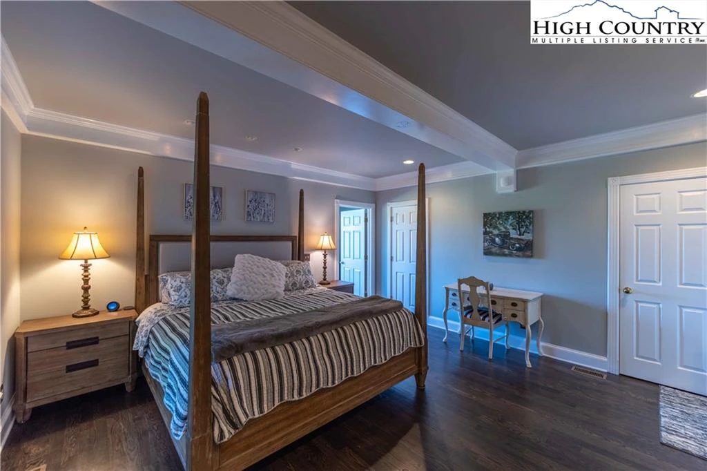 Image number 5 for the current listing