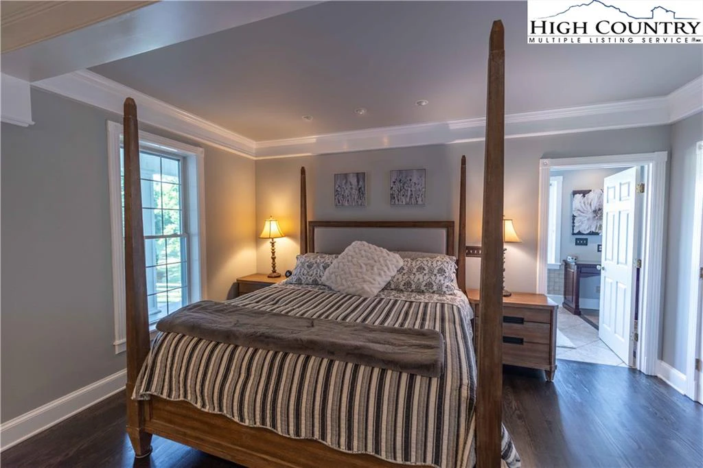 Image number 6 for the current listing
