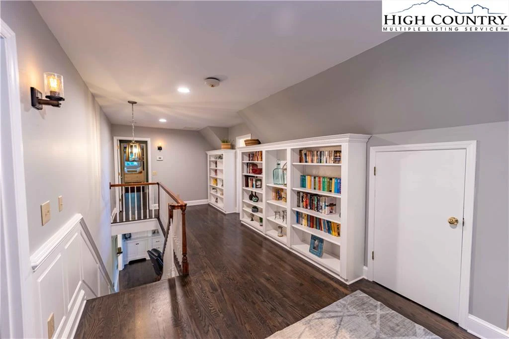 Image number 9 for the current listing