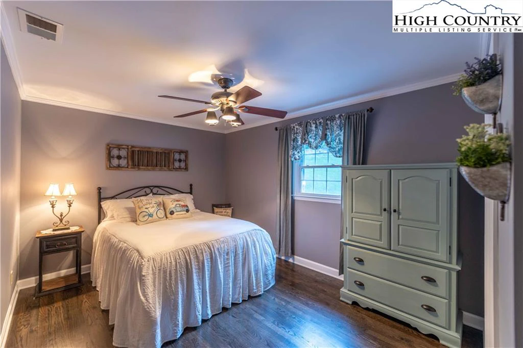 Image number 18 for the current listing