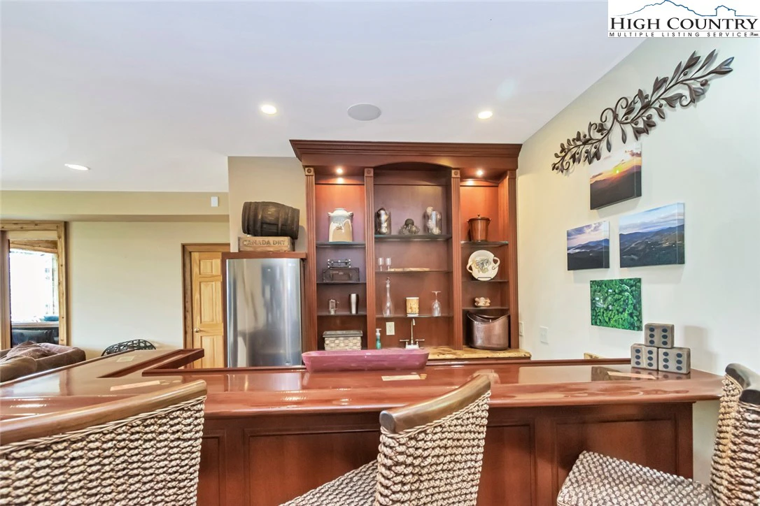 Image number 14 for the current listing