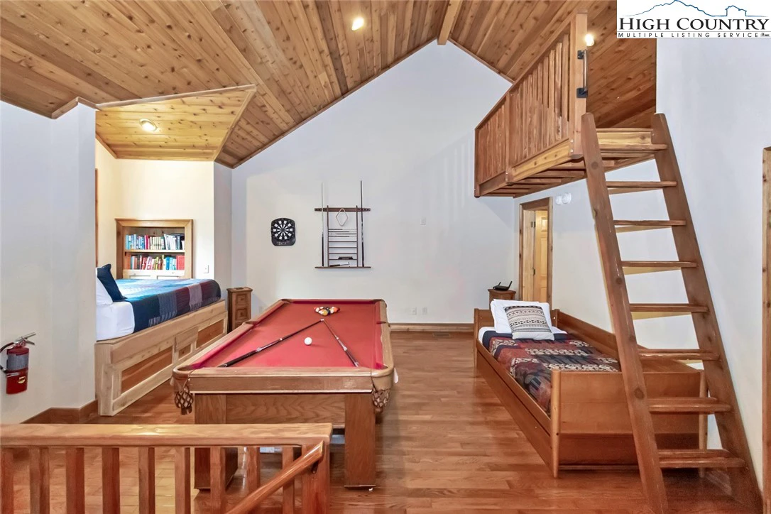 Image number 4 for the current listing