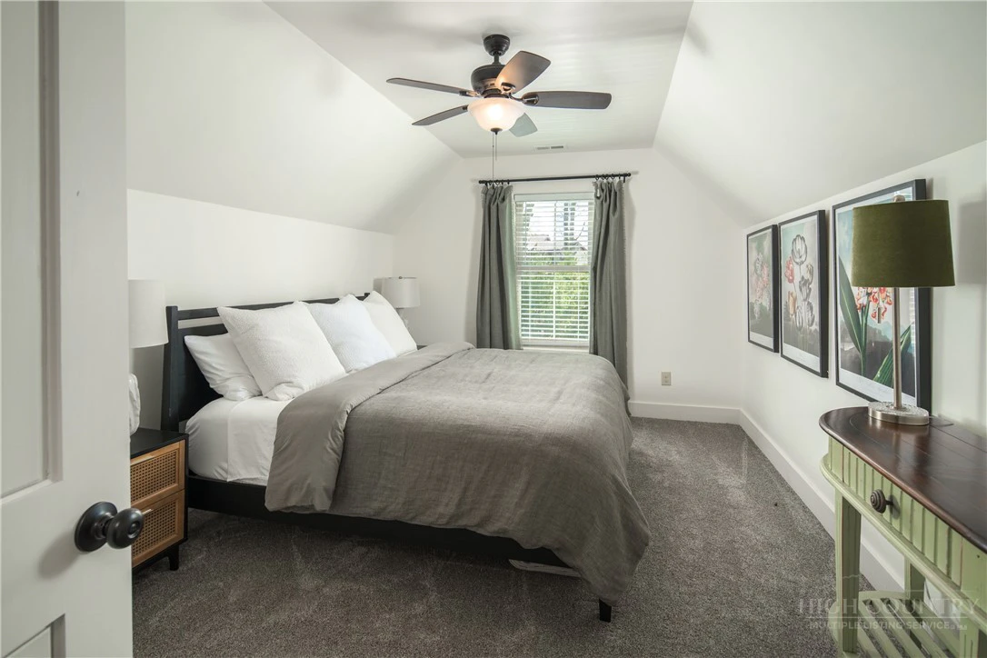 Image number 3 for the current listing