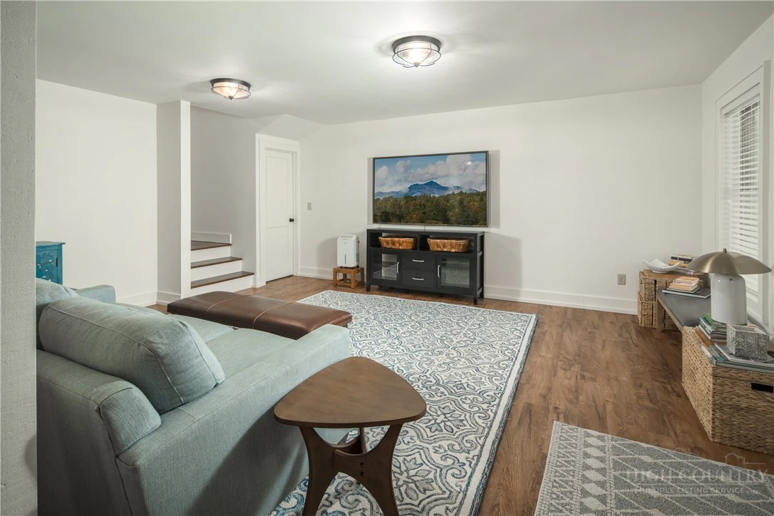 Image number 8 for the current listing