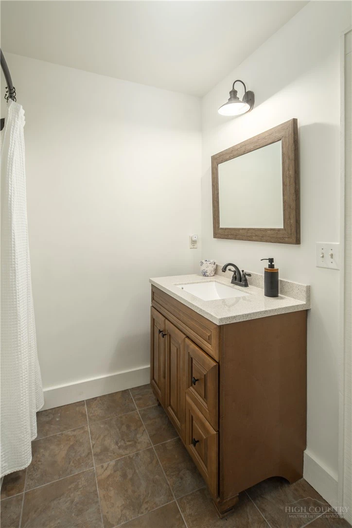 Image number 11 for the current listing