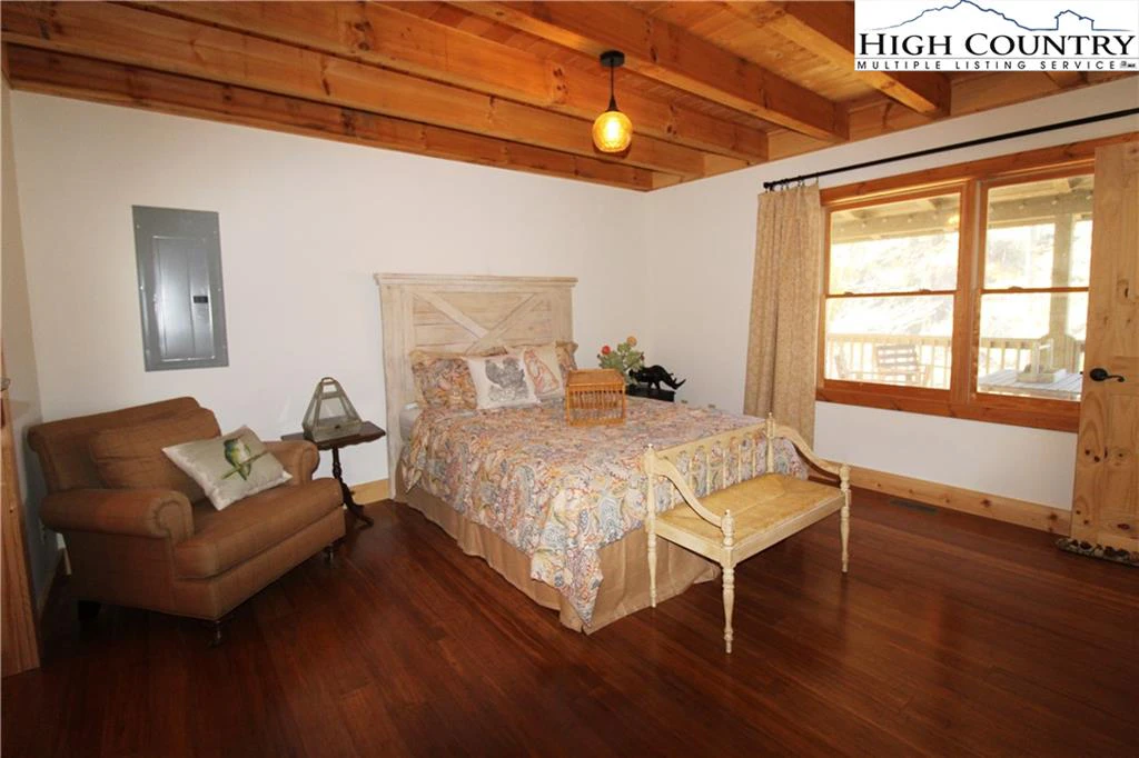 Image number 19 for the current listing