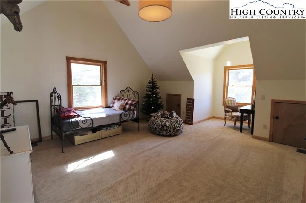 Image number 4 for the current listing