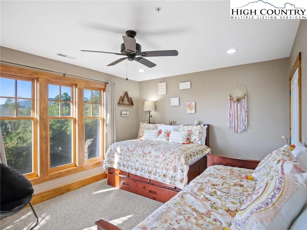 Image number 11 for the current listing