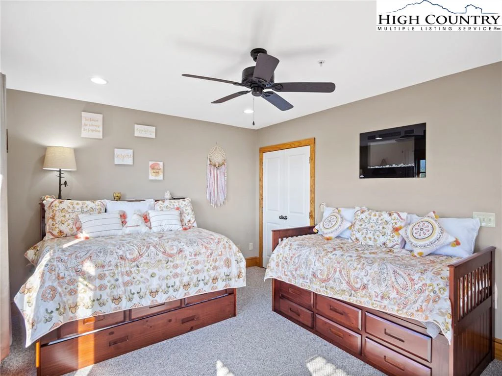 Image number 2 for the current listing