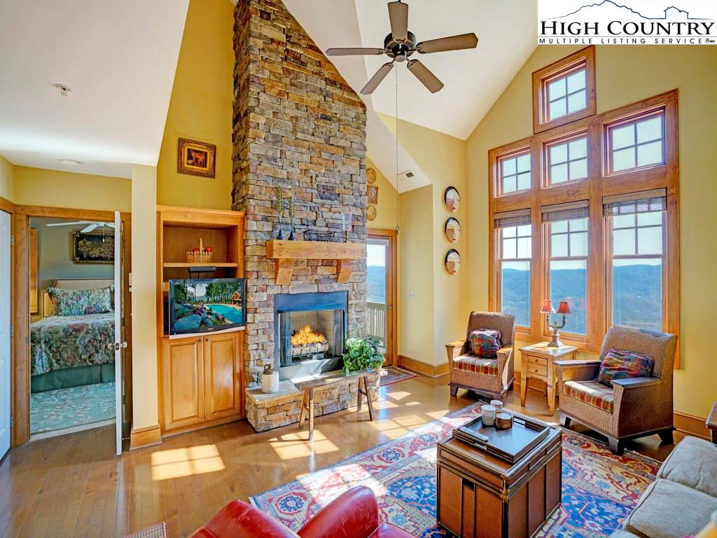 Image number 1 for the current listing