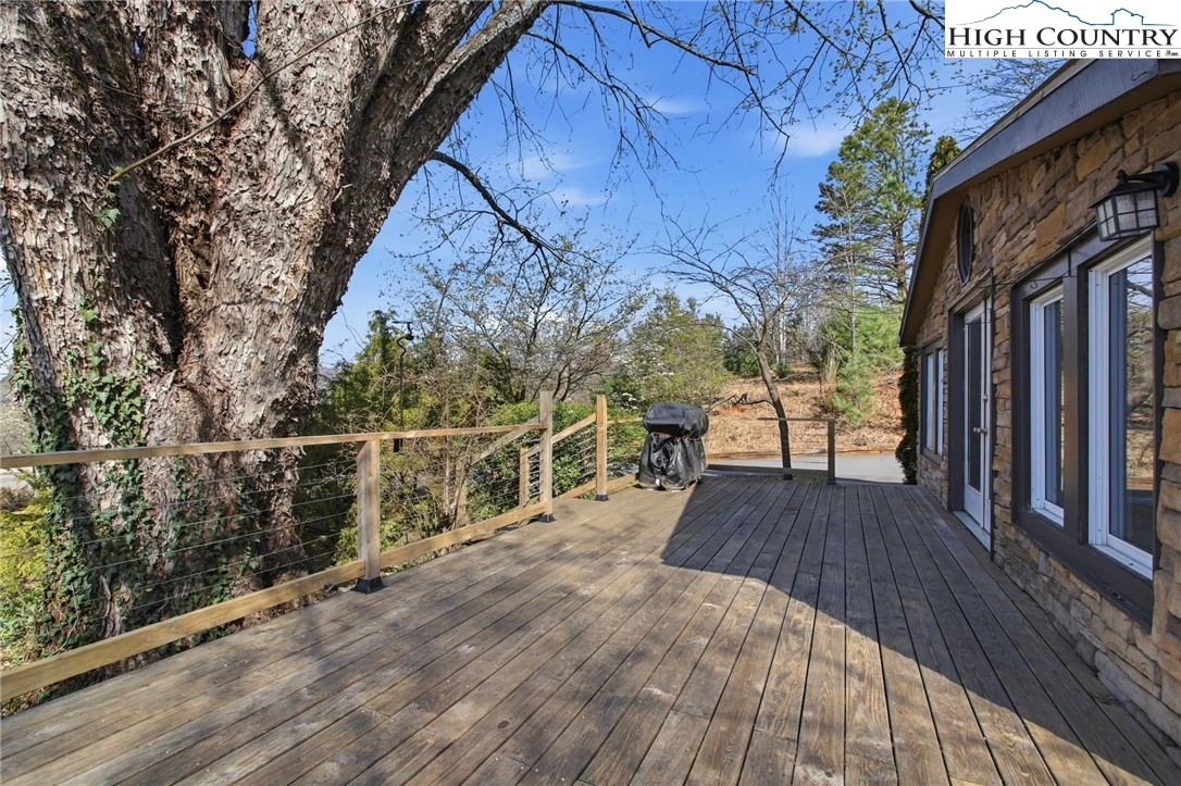 Image number 17 for the current listing