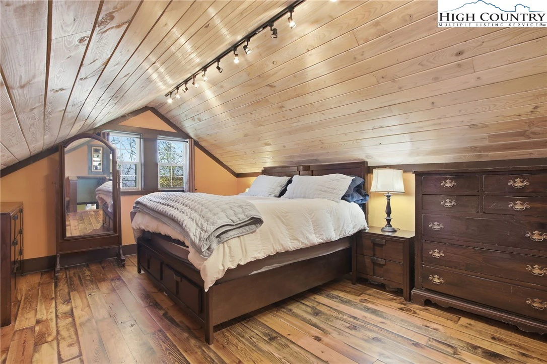 Image number 5 for the current listing