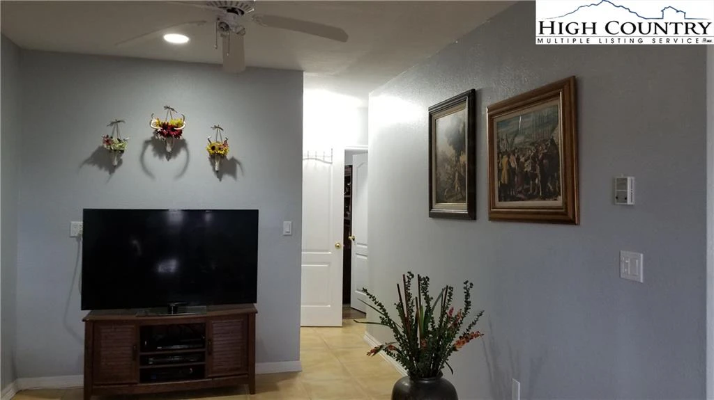 Image number 4 for the current listing