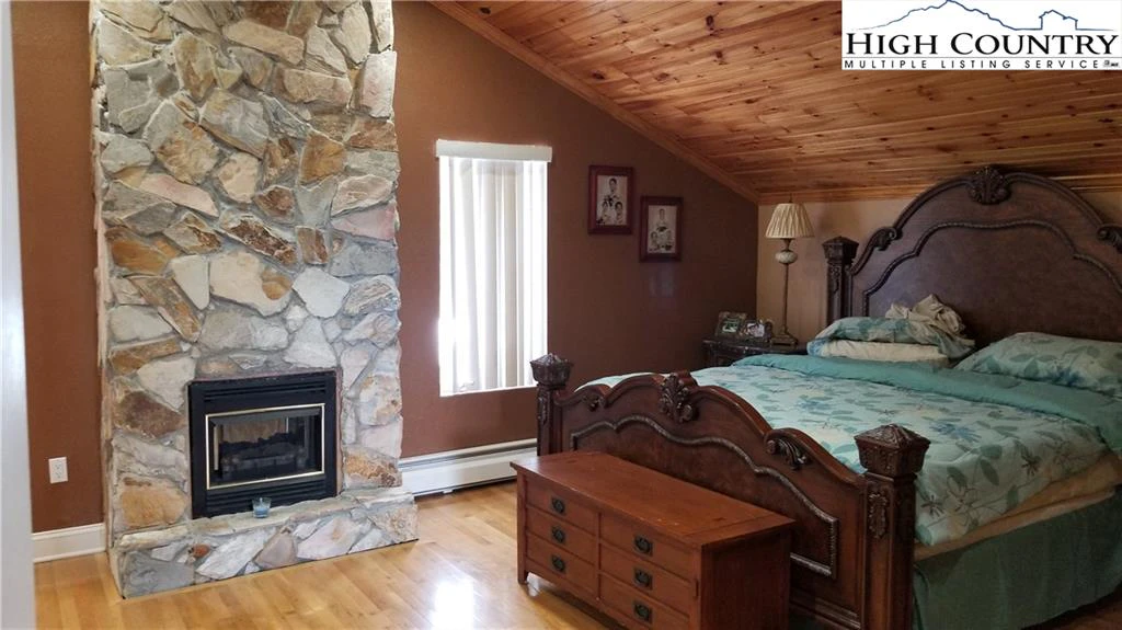Image number 2 for the current listing