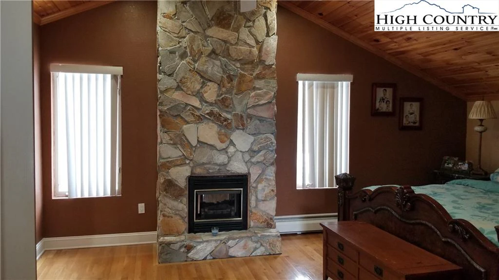 Image number 13 for the current listing