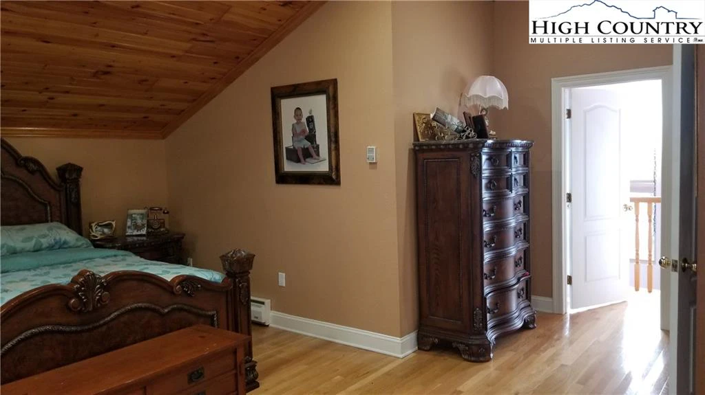 Image number 15 for the current listing