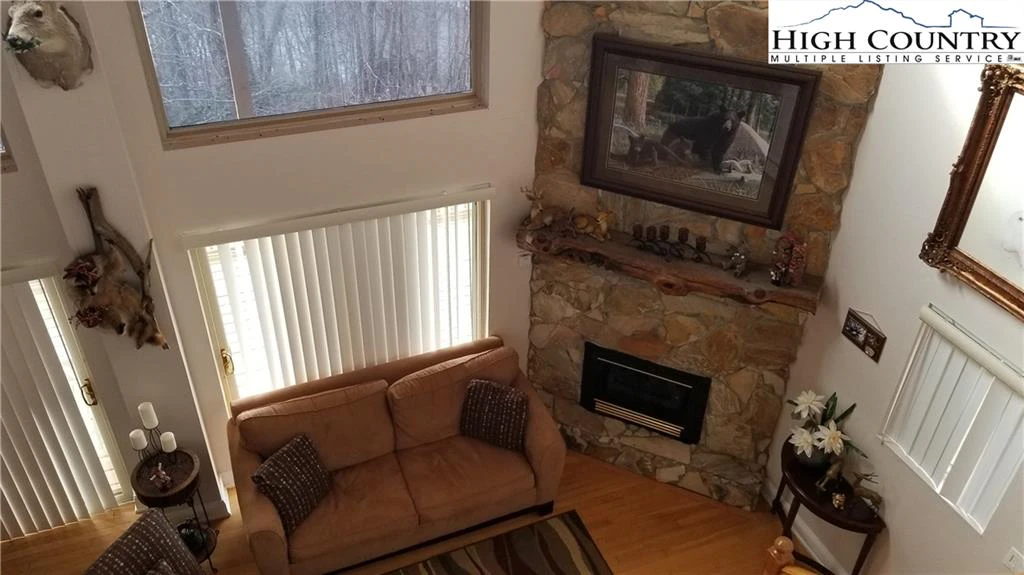 Image number 19 for the current listing