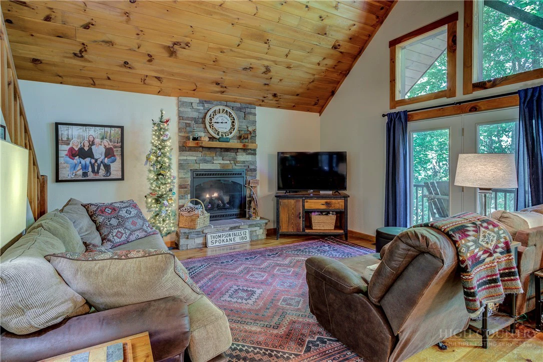 Image number 17 for the current listing