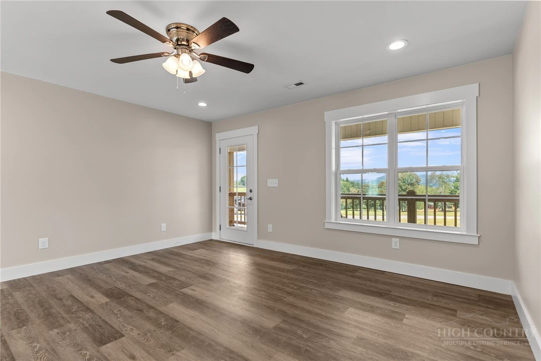 Image number 11 for the current listing