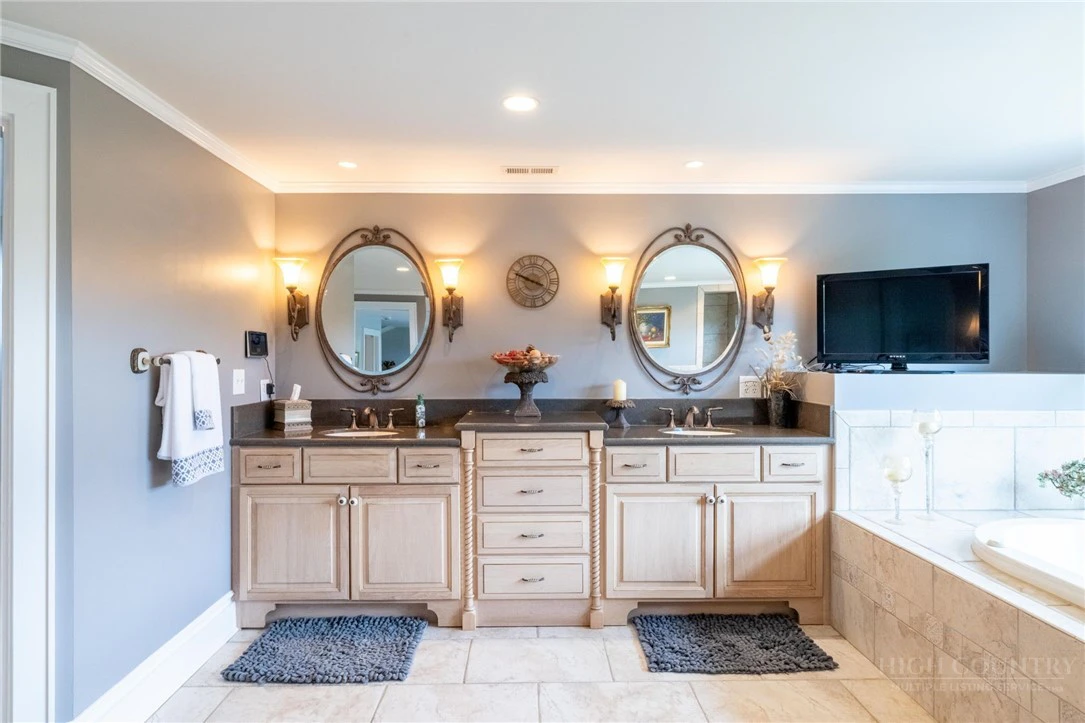 Image number 8 for the current listing
